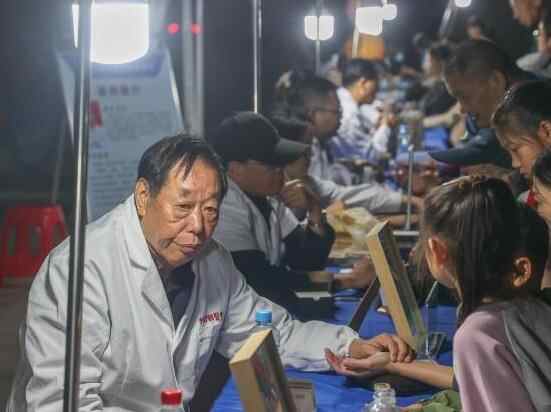  中醫(yī)進(jìn)社區(qū)擺“夜市”受民眾歡迎